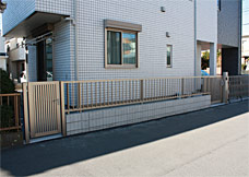 LIXIL TOEX 形材フェンス アルミサモア4型 シャイングレーとプレリオR4形シャイングレーの勝手口