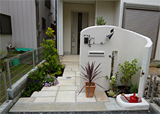 目隠しも兼ねた門袖