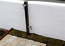 レンガ作りの水栓