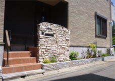 自然石の門袖と花壇